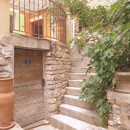Holiday home Maison Au Coeur De De Vaucluse, Nichee Sur Le Rocher Et Surplombant La Sorgue