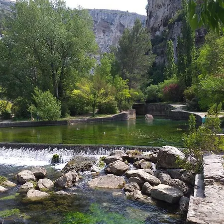 Holiday home Maison Au Coeur De De Vaucluse, Nichee Sur Le Rocher Et Surplombant La Sorgue Fontaine-de-Vaucluse