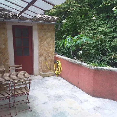 Holiday home Maison Au Coeur De De Vaucluse, Nichee Sur Le Rocher Et Surplombant La Sorgue