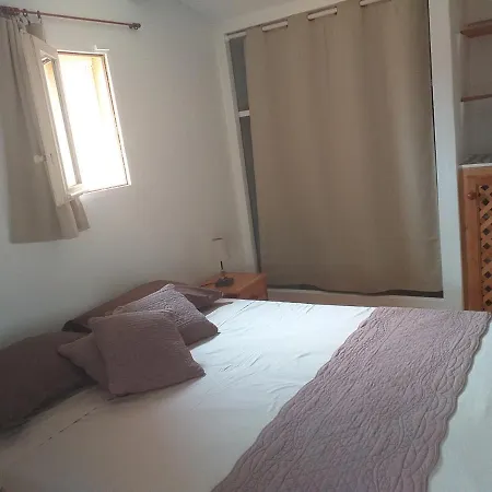 Maison Au Coeur De De Vaucluse, Nichee Sur Le Rocher Et Surplombant La Sorgue *