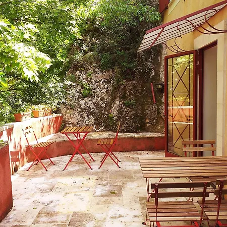 Holiday home Maison Au Coeur De De Vaucluse, Nichee Sur Le Rocher Et Surplombant La Sorgue *